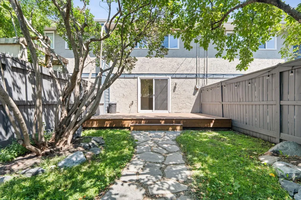 6223 31 Avenue NW Calgary AB T3B 1J8