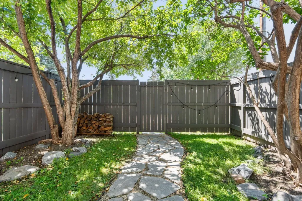 6223 31 Avenue NW Calgary AB T3B 1J8