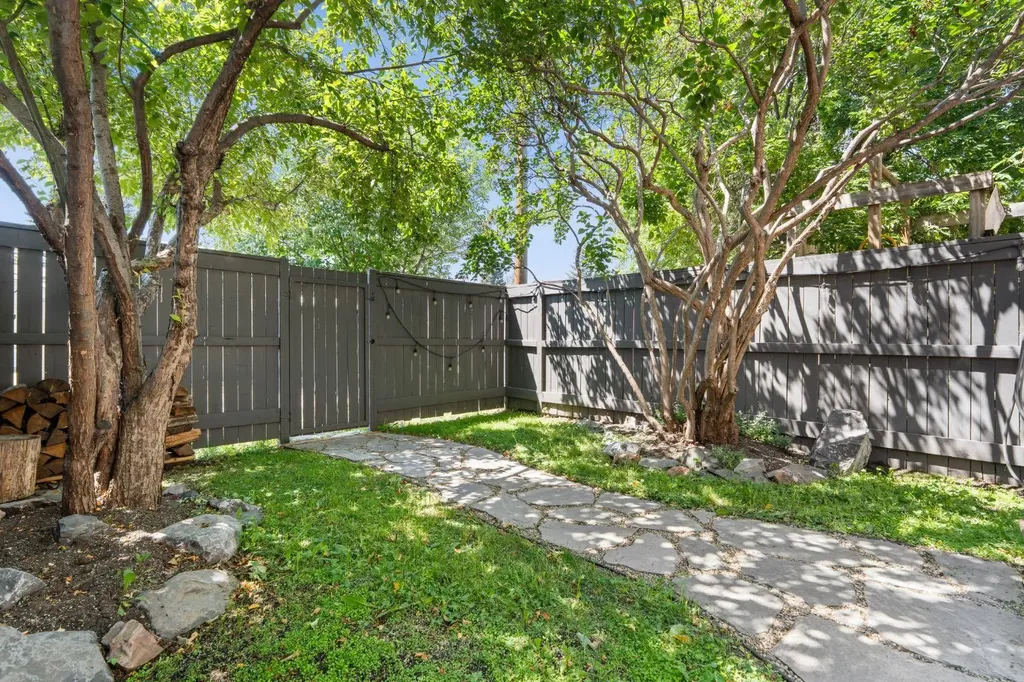 6223 31 Avenue NW Calgary AB T3B 1J8