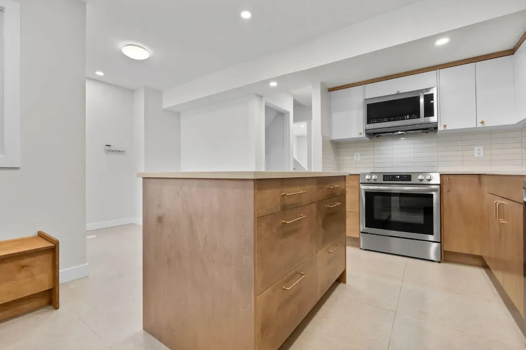 6223 31 Avenue NW Calgary AB T3B 1J8