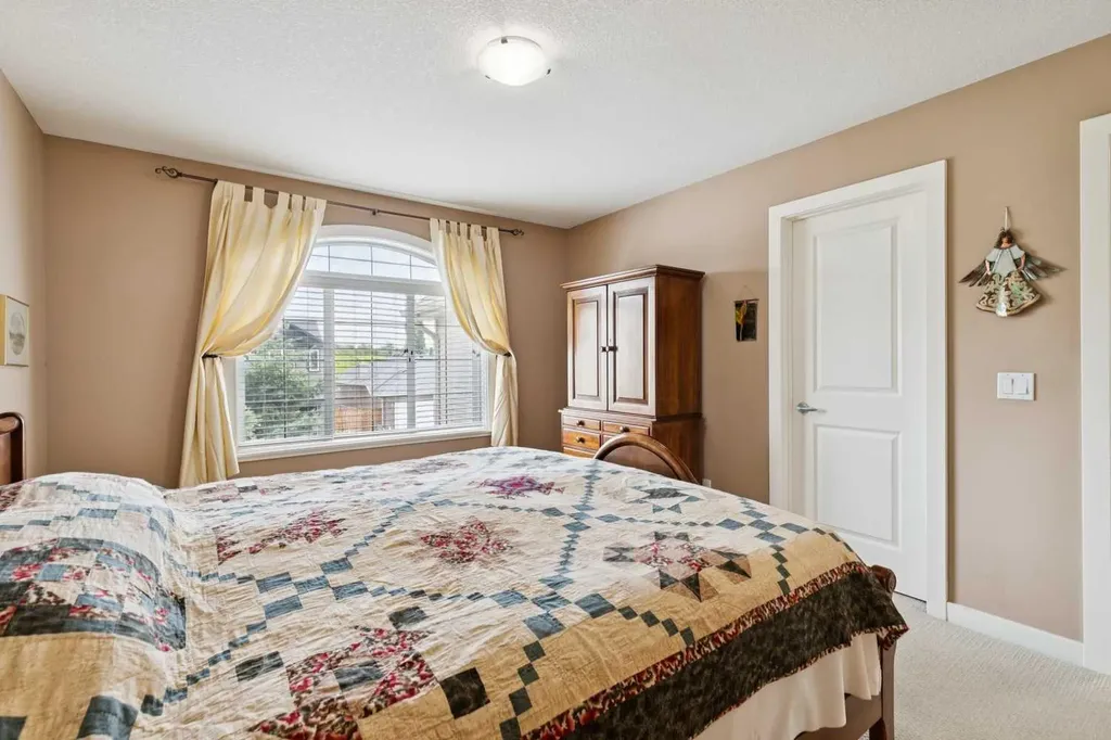 47 Sheep River Cove Okotoks AB T1S 2L4