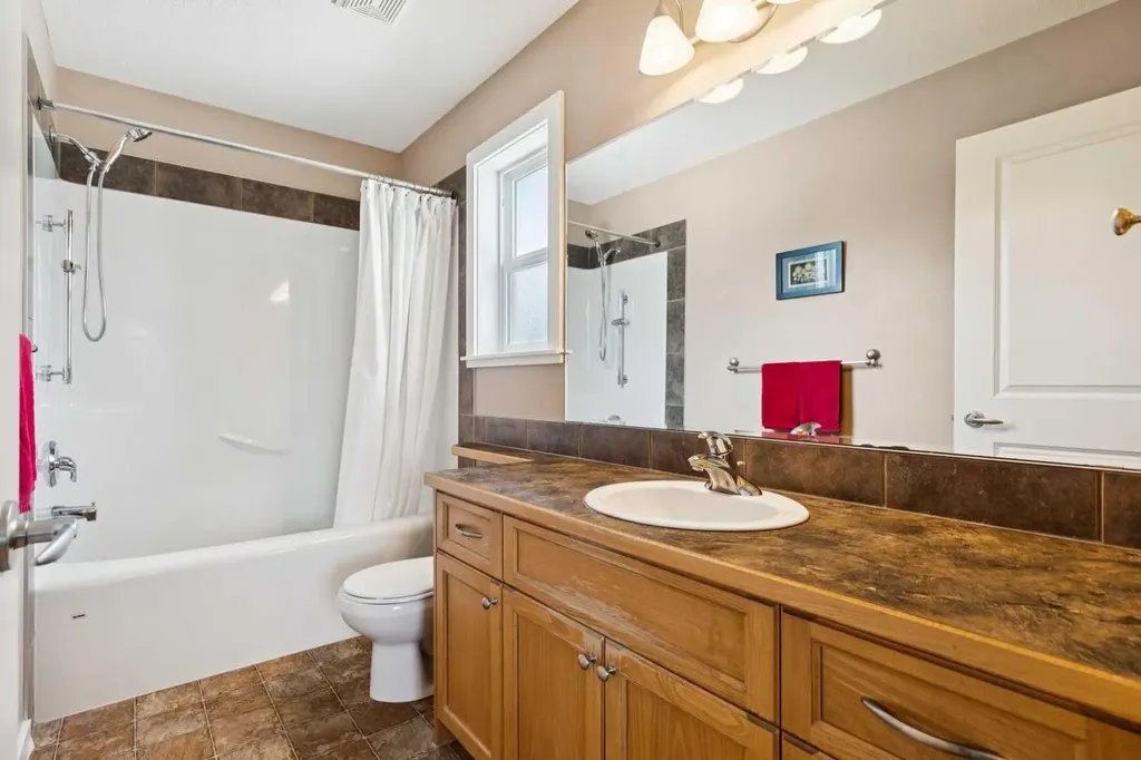 47 Sheep River Cove Okotoks AB T1S 2L4