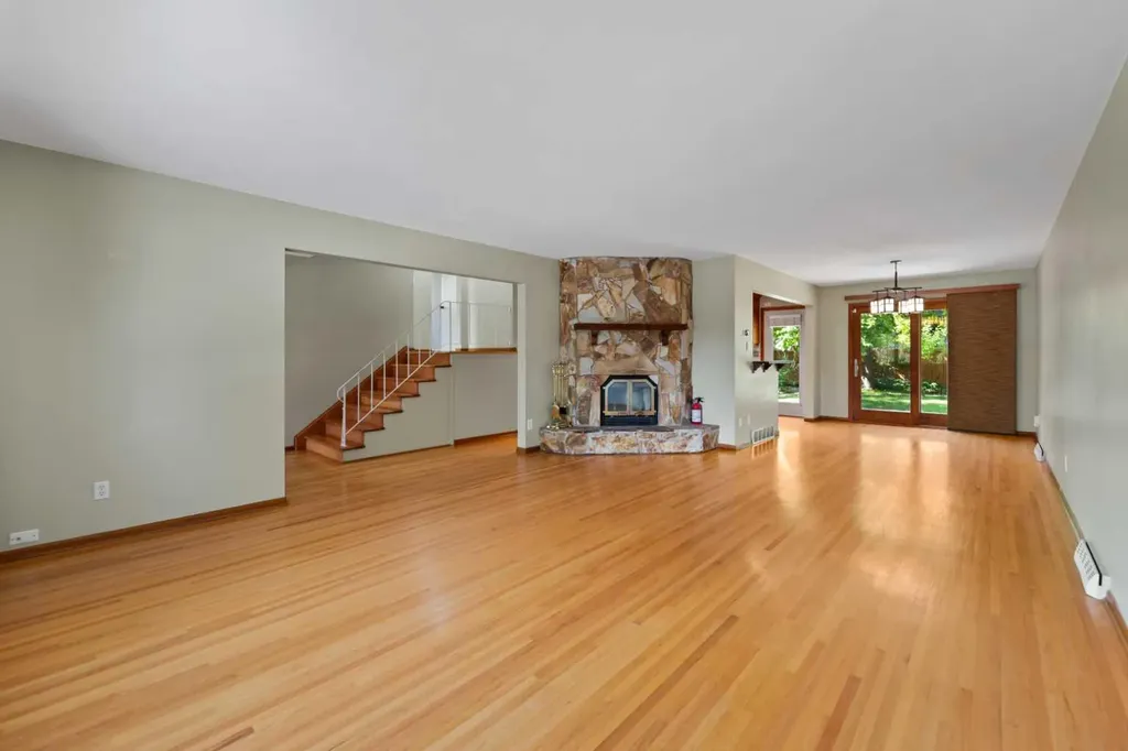 21 Roseview Drive NW Calgary AB T2K 1N8