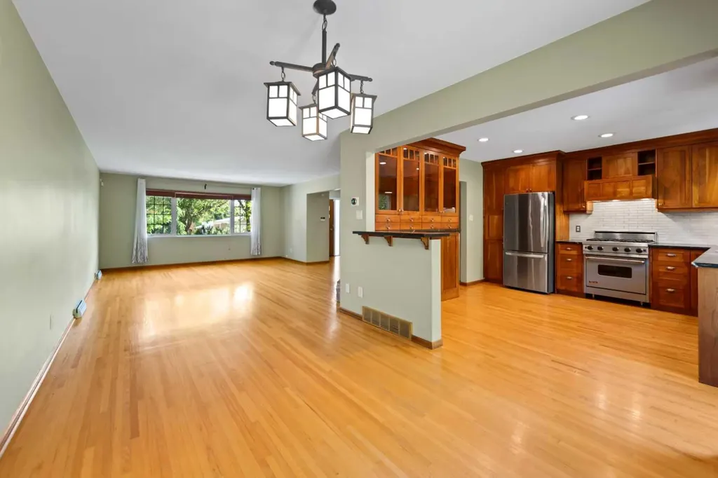 21 Roseview Drive NW Calgary AB T2K 1N8
