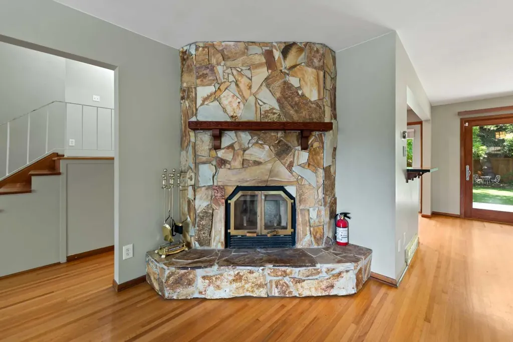 21 Roseview Drive NW Calgary AB T2K 1N8