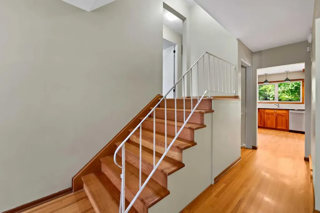 21 Roseview Drive NW Calgary AB T2K 1N8