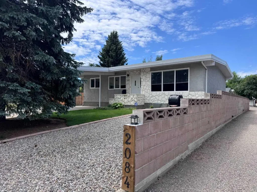 2084 19 Street N Lethbridge AB T1H4B2
