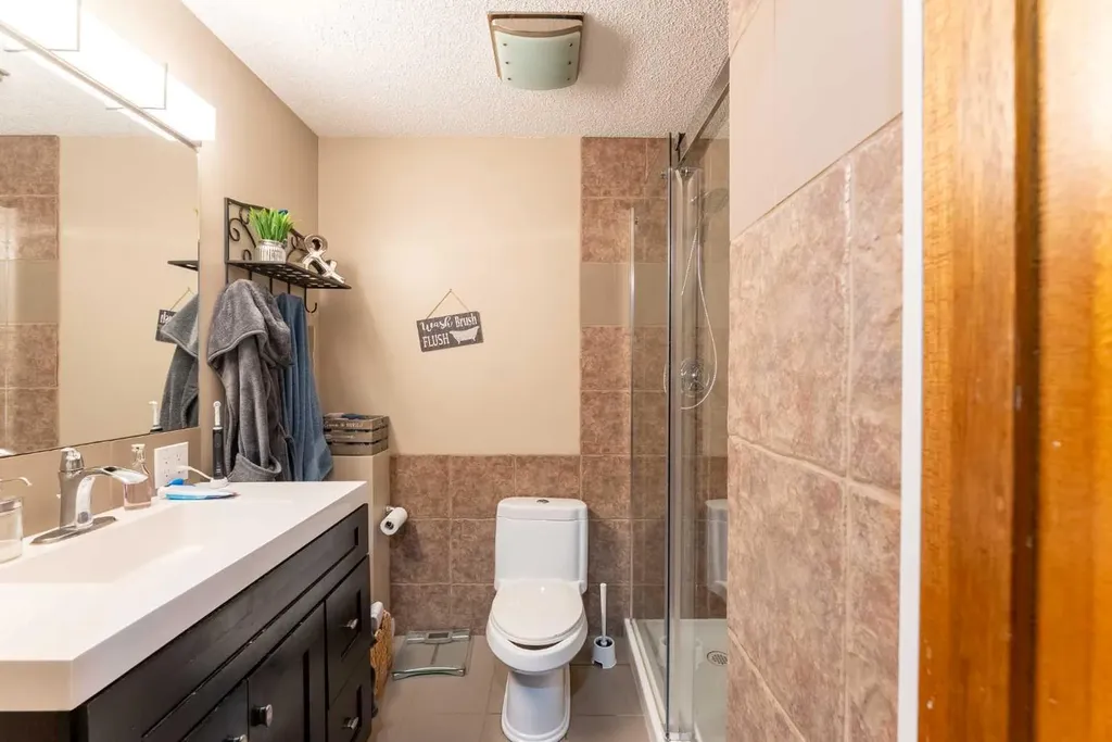 2084 19 Street N Lethbridge AB T1H4B2