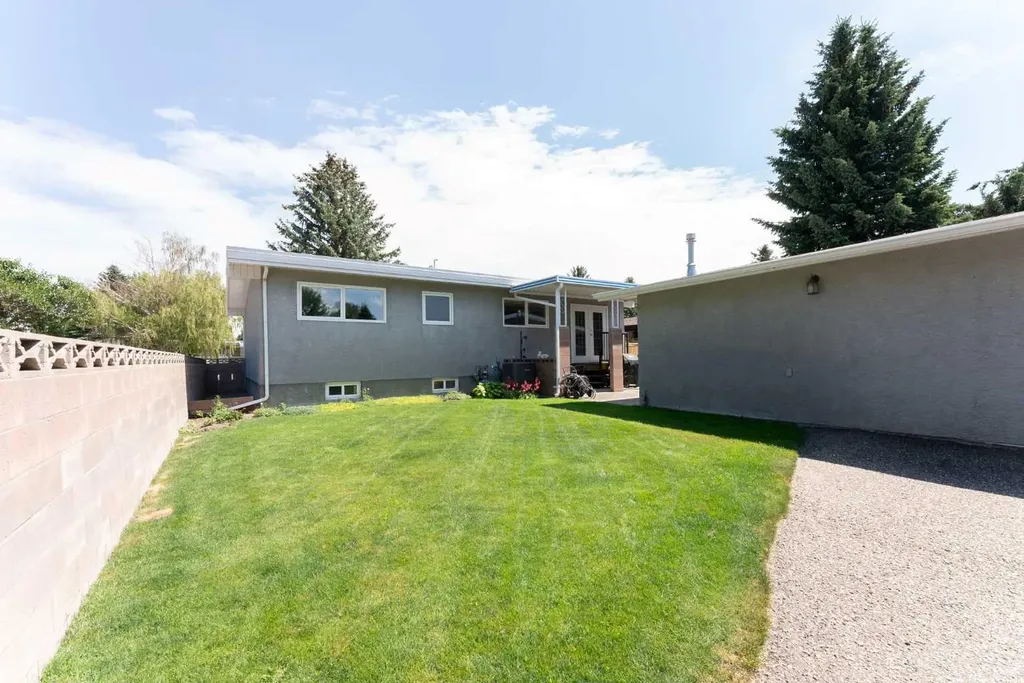 2084 19 Street N Lethbridge AB T1H4B2