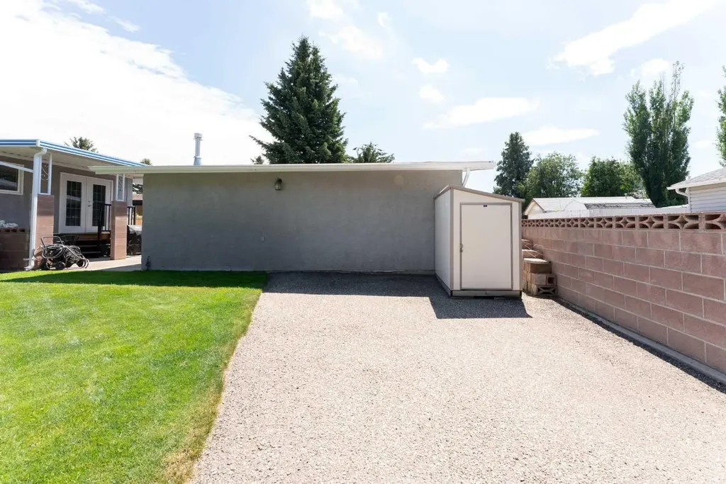 2084 19 Street N Lethbridge AB T1H4B2
