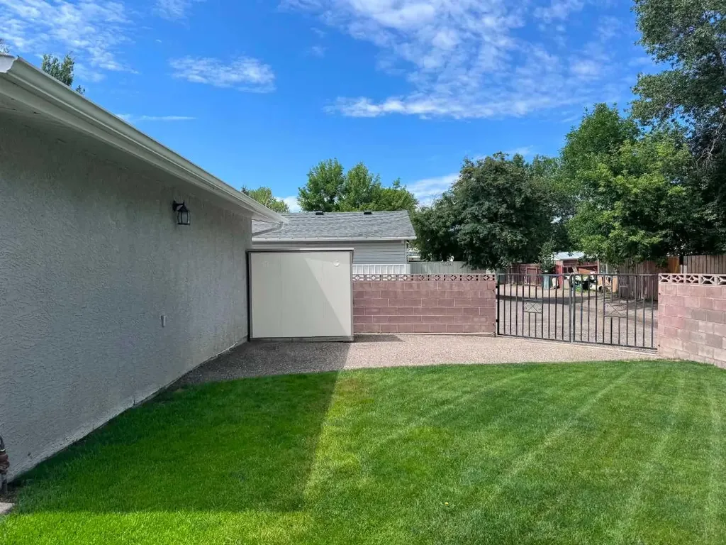 2084 19 Street N Lethbridge AB T1H4B2