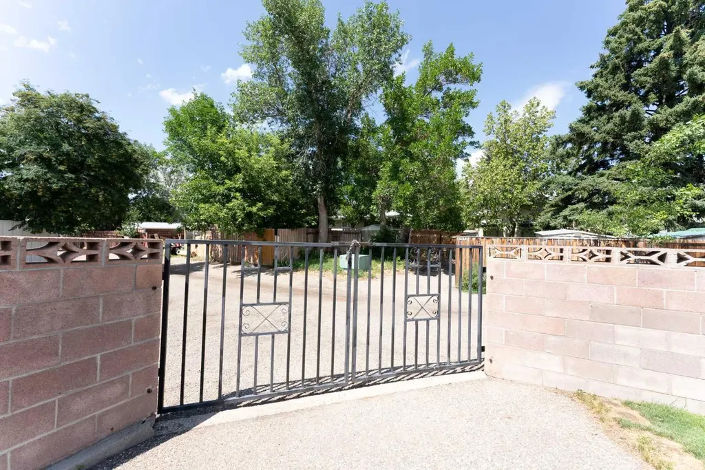 2084 19 Street N Lethbridge AB T1H4B2