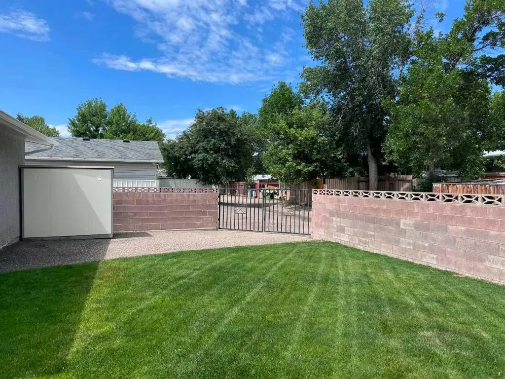 2084 19 Street N Lethbridge AB T1H4B2