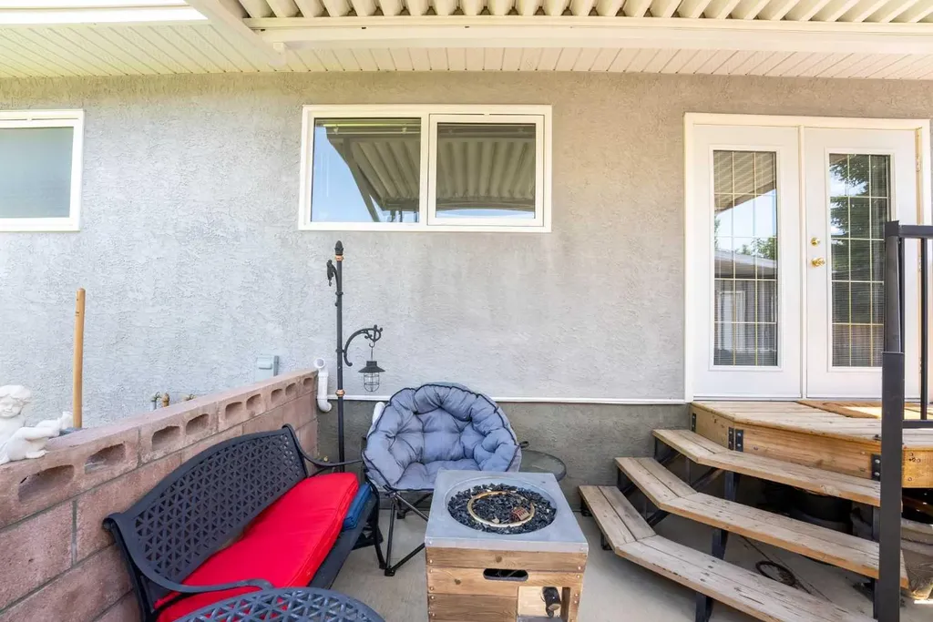 2084 19 Street N Lethbridge AB T1H4B2