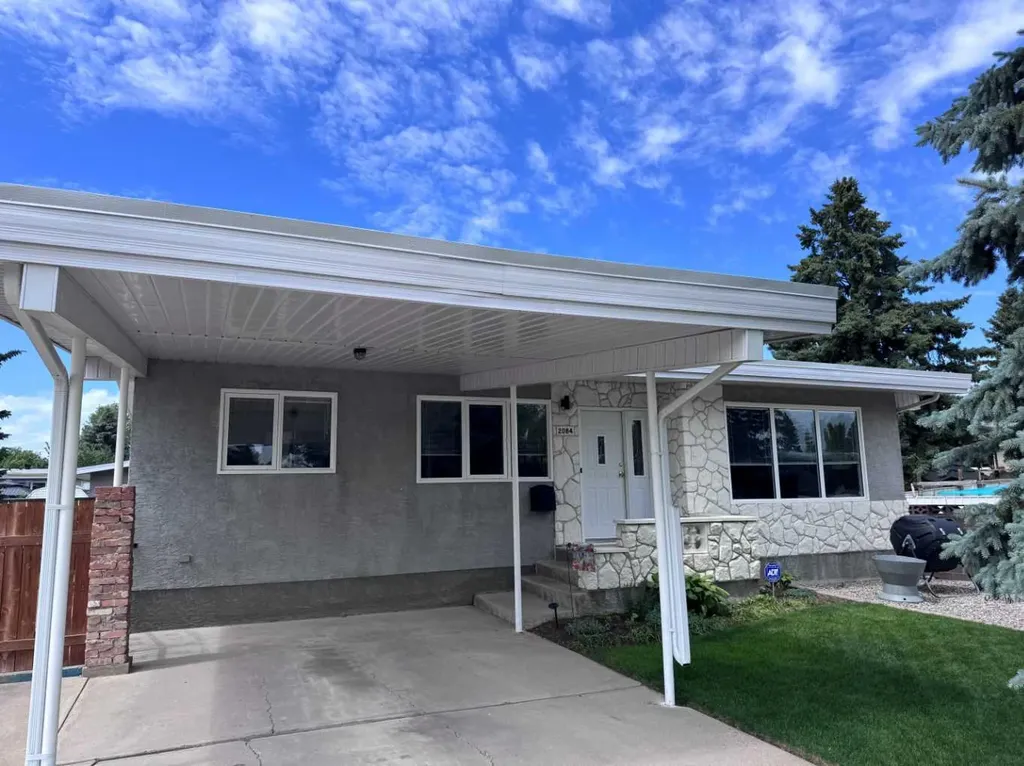 2084 19 Street N Lethbridge AB T1H4B2