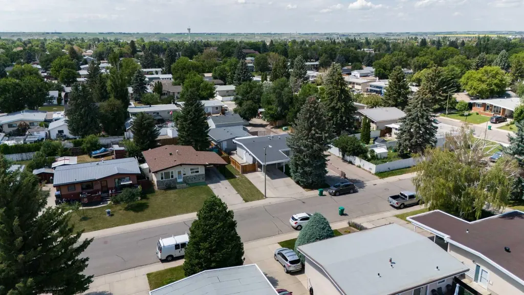 2084 19 Street N Lethbridge AB T1H4B2