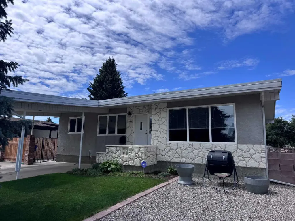 2084 19 Street N Lethbridge AB T1H4B2