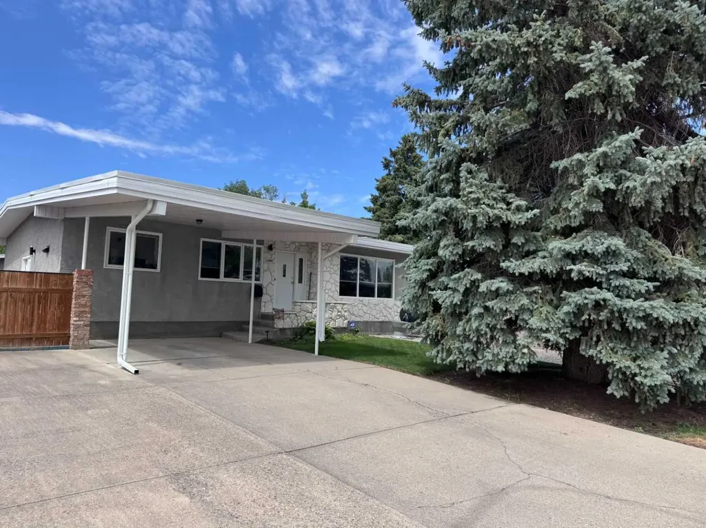 2084 19 Street N Lethbridge AB T1H4B2