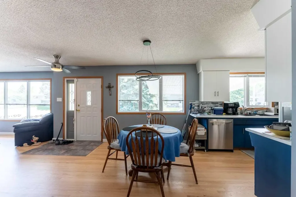 2084 19 Street N Lethbridge AB T1H4B2