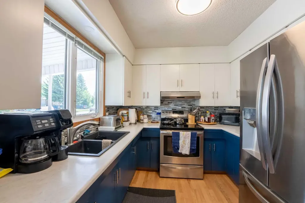 2084 19 Street N Lethbridge AB T1H4B2