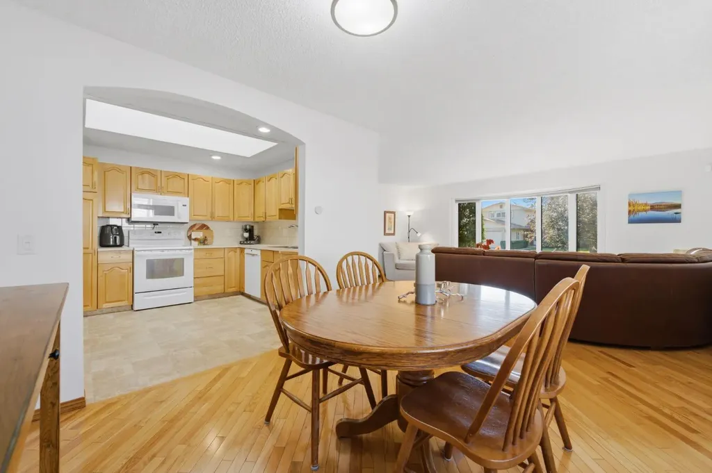 6016 Dalcastle Crescent NW Calgary AB T3A 1S4