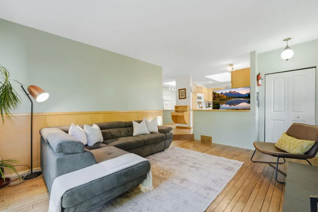 6016 Dalcastle Crescent NW Calgary AB T3A 1S4
