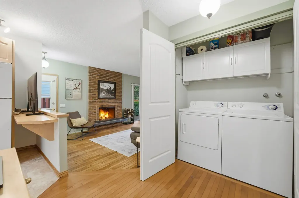 6016 Dalcastle Crescent NW Calgary AB T3A 1S4