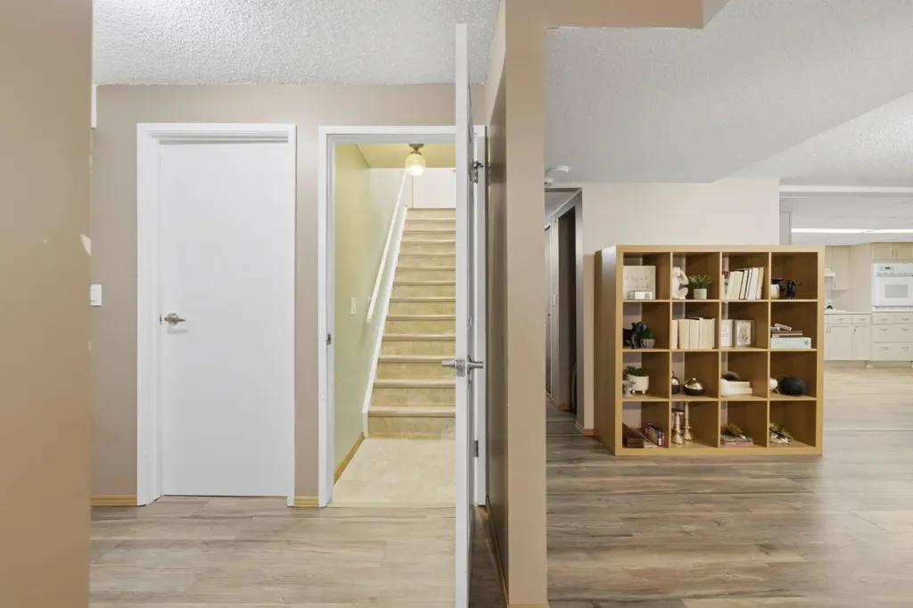 6016 Dalcastle Crescent NW Calgary AB T3A 1S4