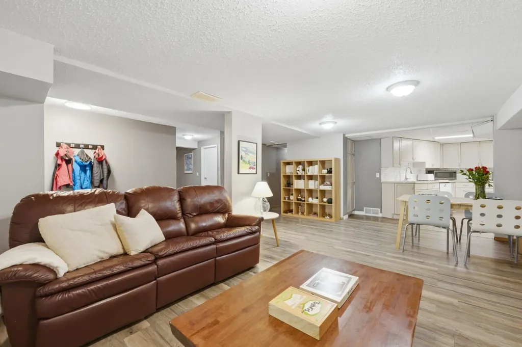 6016 Dalcastle Crescent NW Calgary AB T3A 1S4