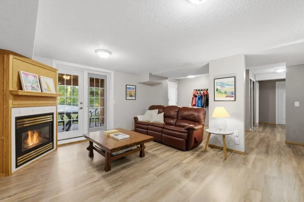 6016 Dalcastle Crescent NW Calgary AB T3A 1S4