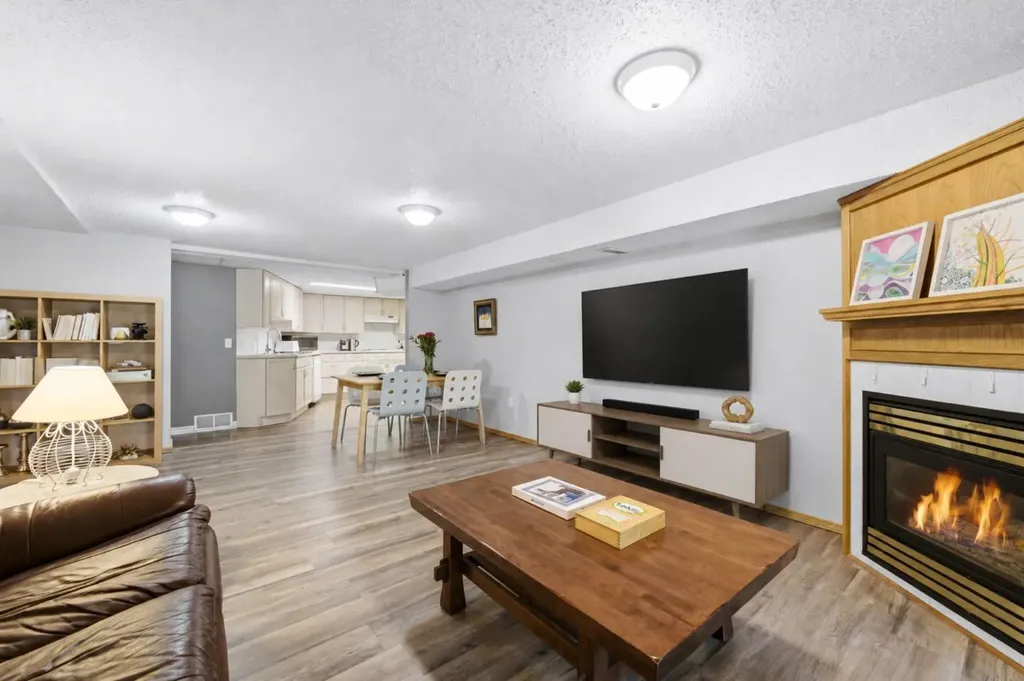 6016 Dalcastle Crescent NW Calgary AB T3A 1S4