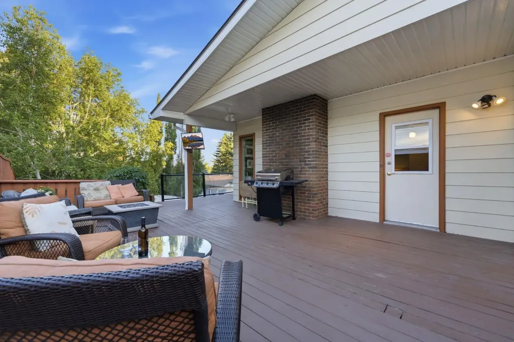 6016 Dalcastle Crescent NW Calgary AB T3A 1S4