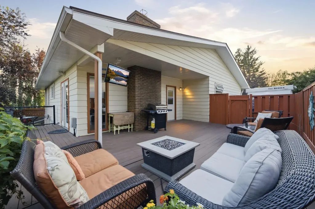 6016 Dalcastle Crescent NW Calgary AB T3A 1S4