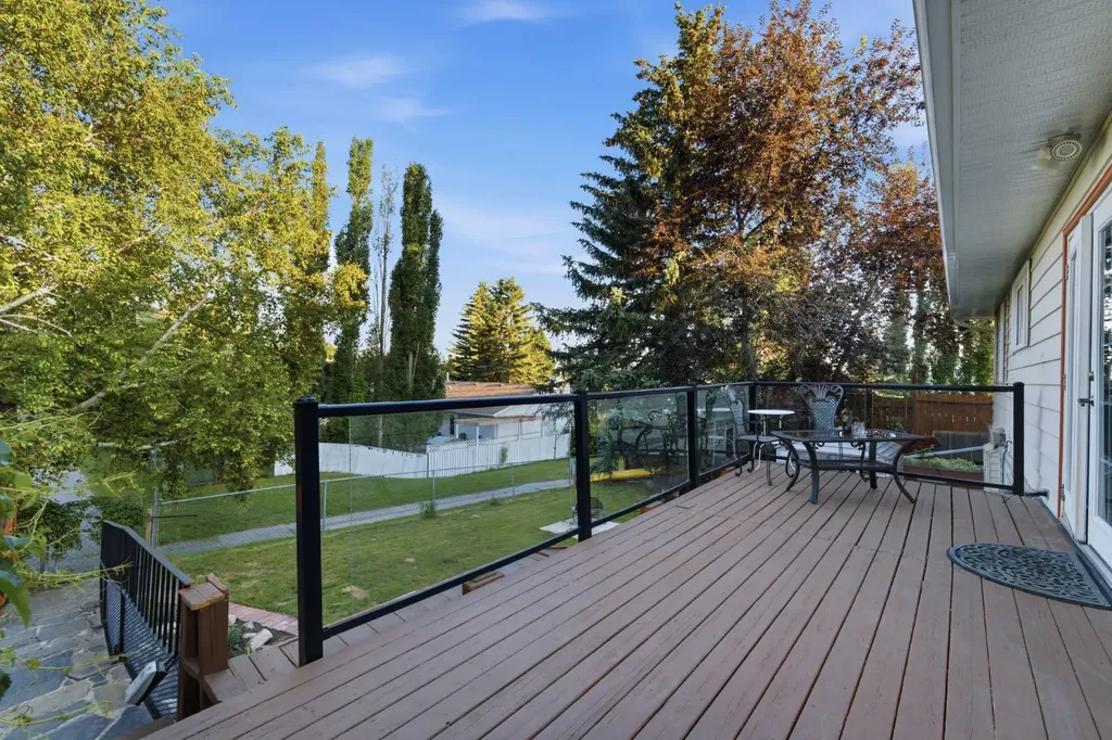 6016 Dalcastle Crescent NW Calgary AB T3A 1S4