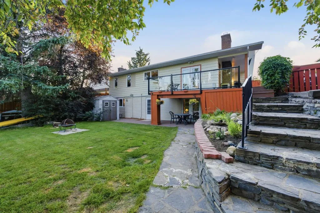 6016 Dalcastle Crescent NW Calgary AB T3A 1S4
