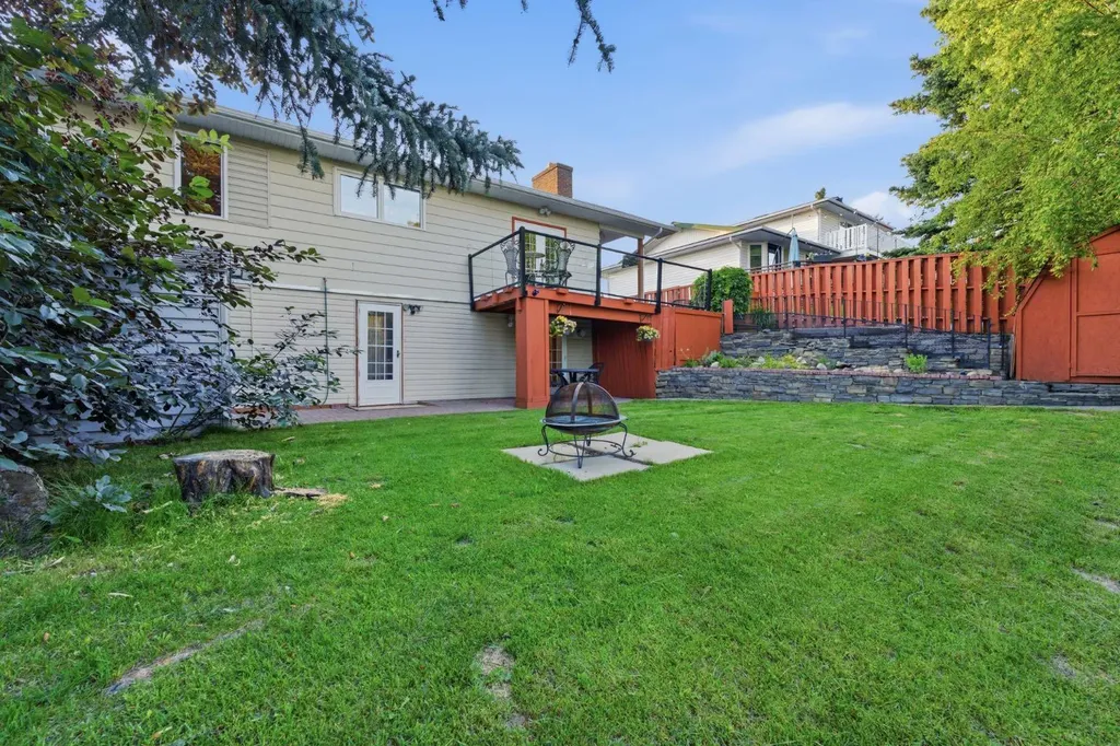 6016 Dalcastle Crescent NW Calgary AB T3A 1S4