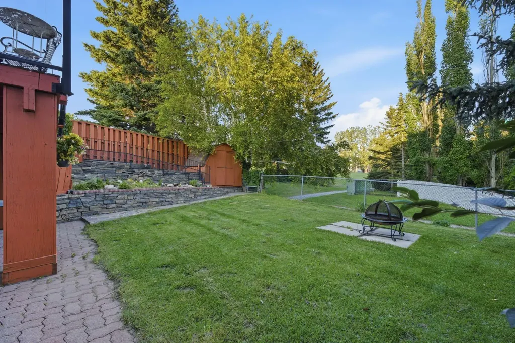 6016 Dalcastle Crescent NW Calgary AB T3A 1S4