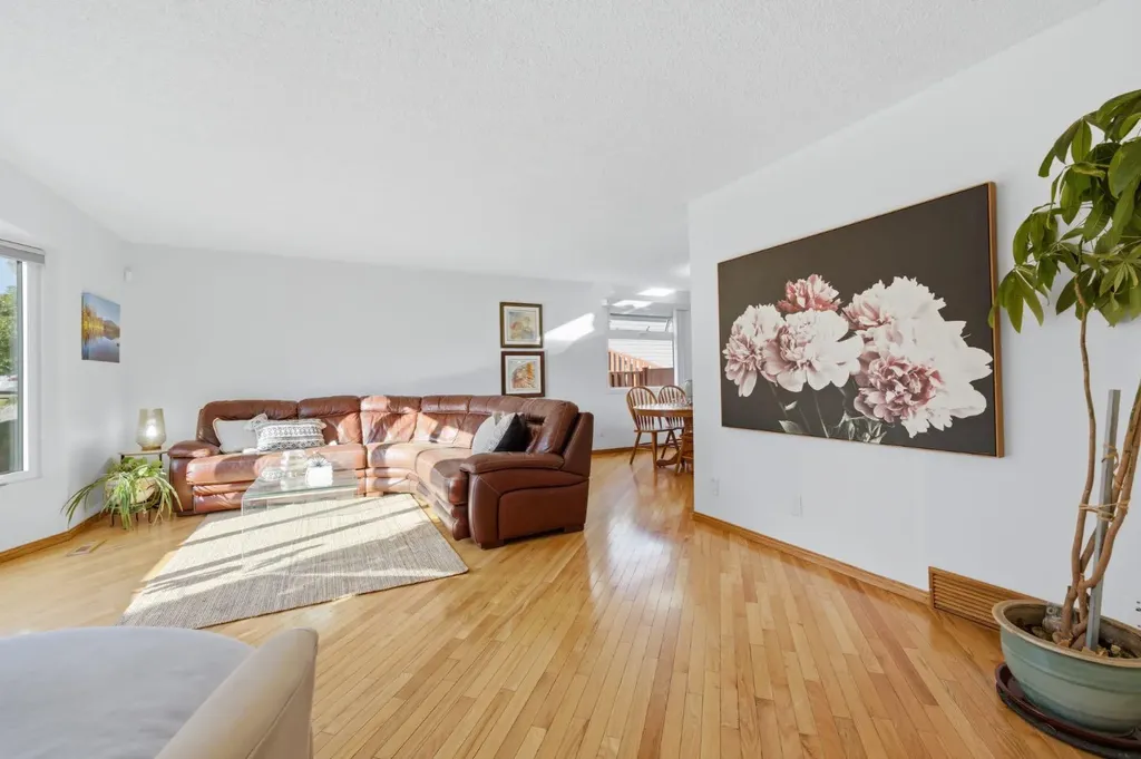 6016 Dalcastle Crescent NW Calgary AB T3A 1S4