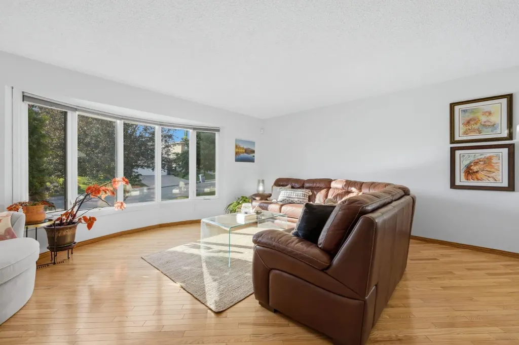 6016 Dalcastle Crescent NW Calgary AB T3A 1S4