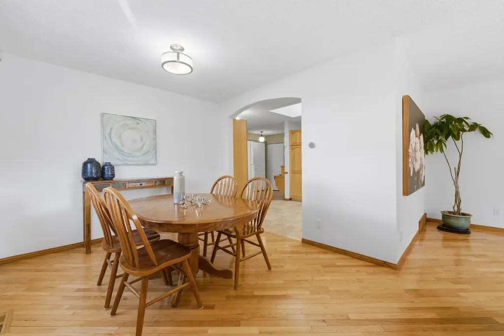 6016 Dalcastle Crescent NW Calgary AB T3A 1S4