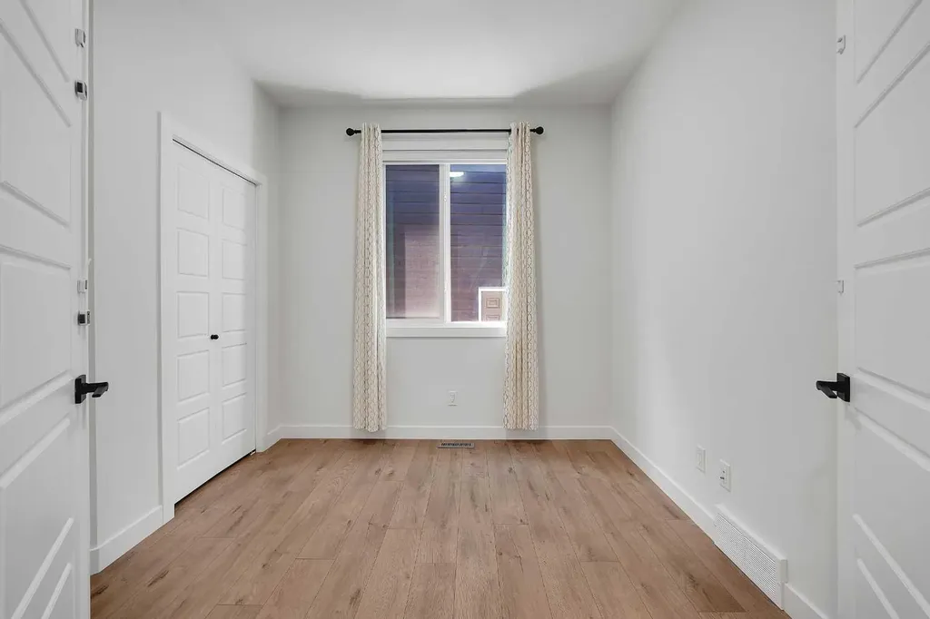 16 Legacy Glen Green SE Calgary AB T2X 4G6