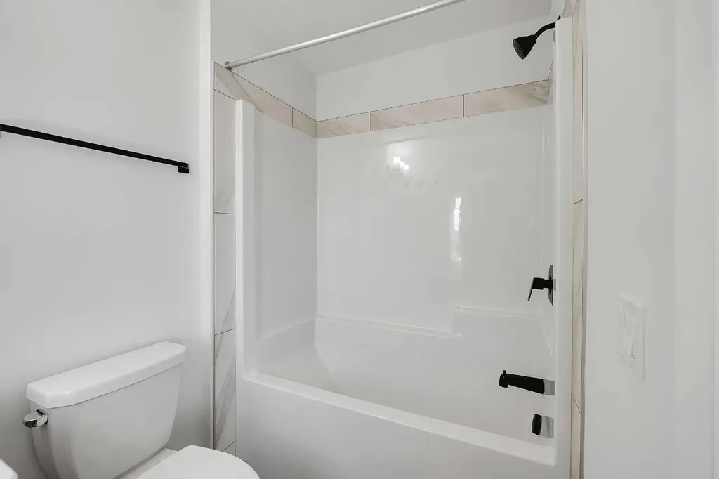 16 Legacy Glen Green SE Calgary AB T2X 4G6