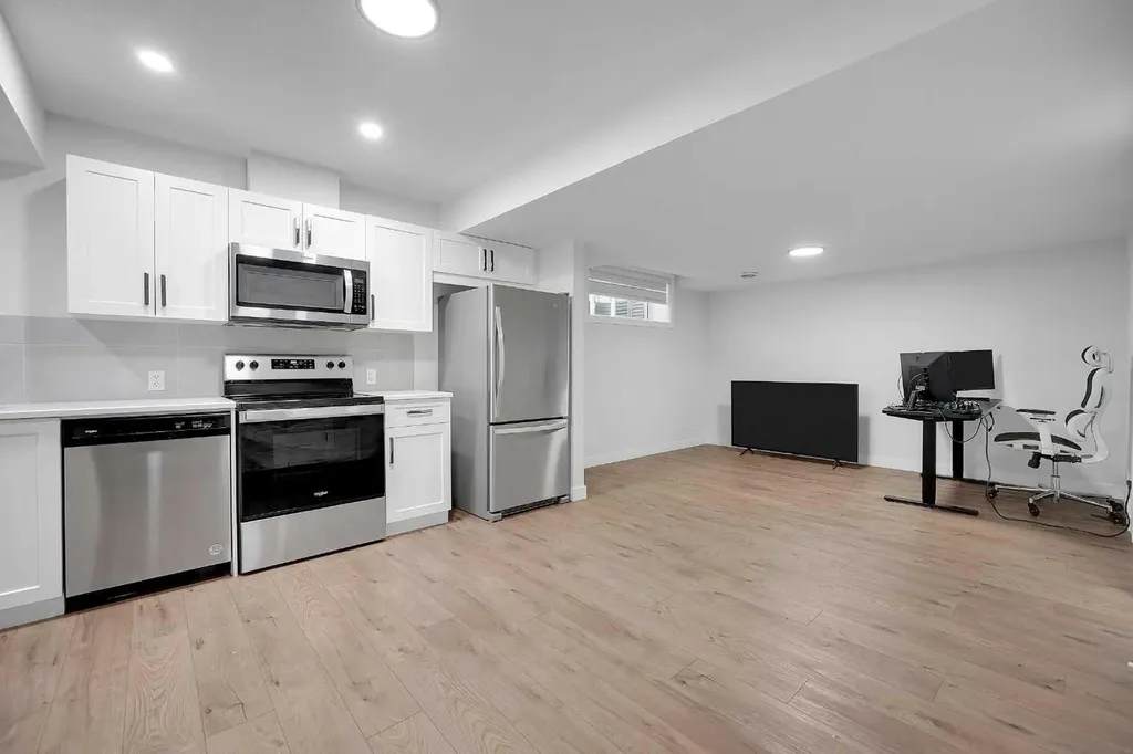 16 Legacy Glen Green SE Calgary AB T2X 4G6