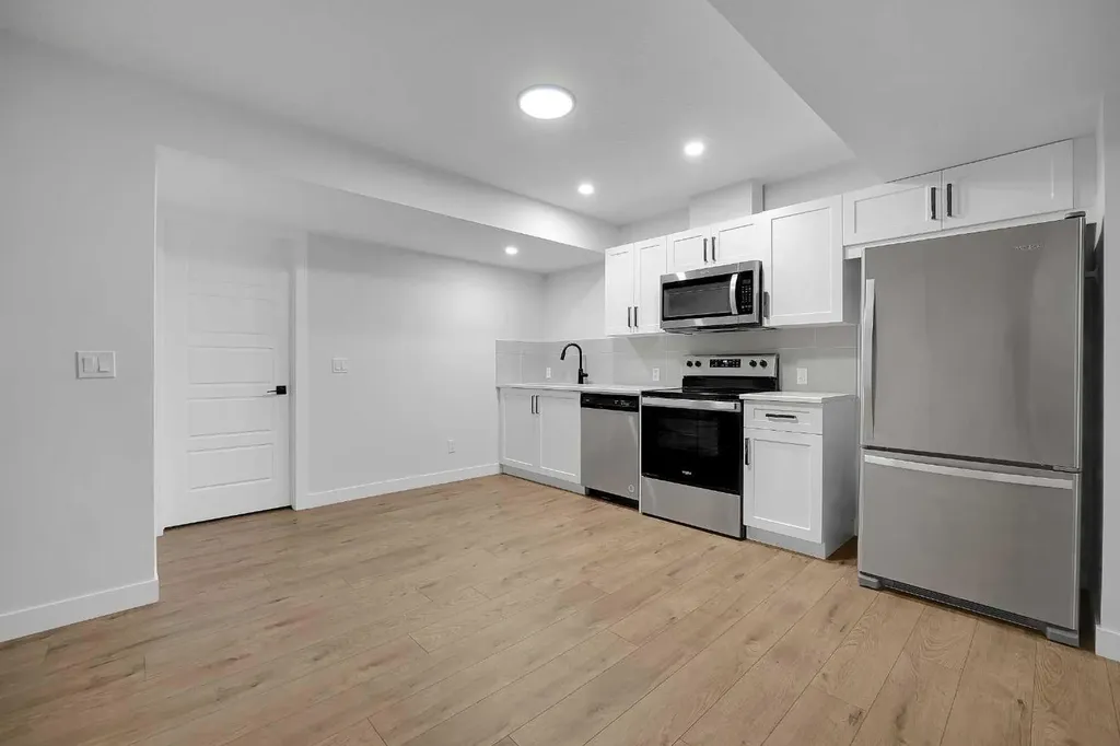 16 Legacy Glen Green SE Calgary AB T2X 4G6