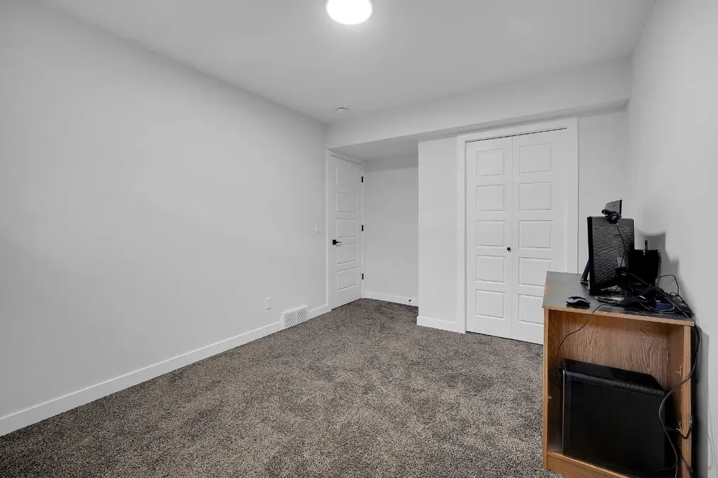16 Legacy Glen Green SE Calgary AB T2X 4G6