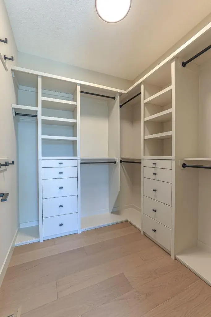147 Heston Street NW Calgary AB T2K 2C5