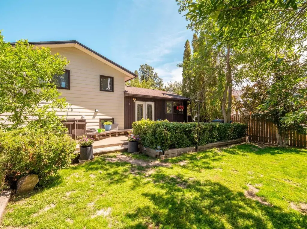 106 Ojibwa Place W Lethbridge AB T1K 5T5