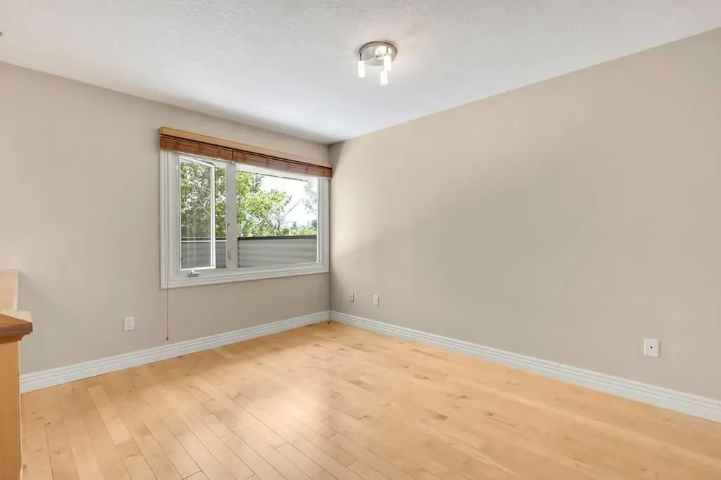 66 Glamis Green SW Calgary AB T3E6V1