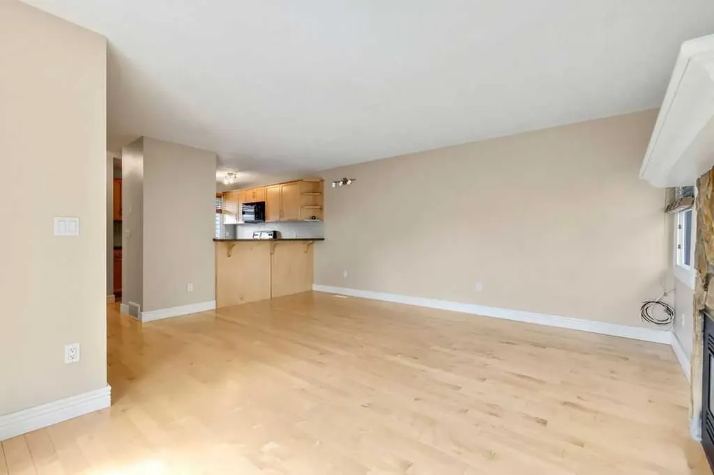 66 Glamis Green SW Calgary AB T3E6V1