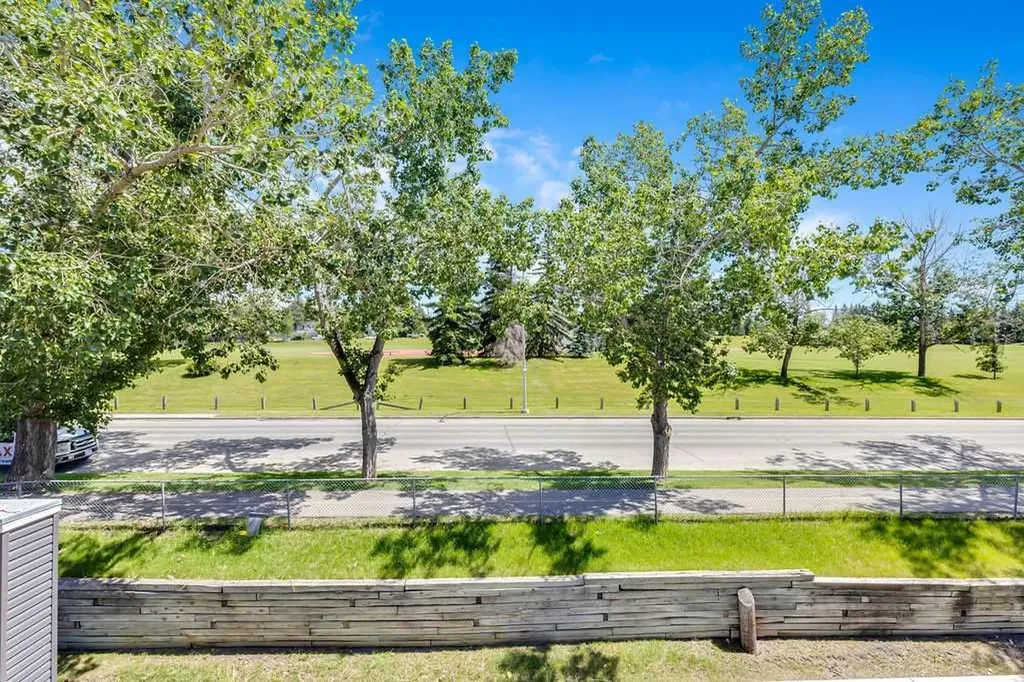 66 Glamis Green SW Calgary AB T3E6V1